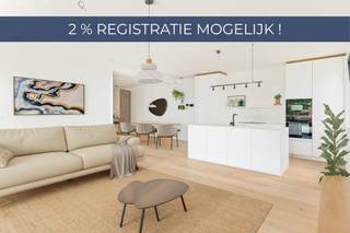 <p><strong>Ruim en energiezuinig nieuwbouw appartement (112 m²) met terras in het centrum van Brecht.<br />Verkoop onder registratierechten (mogelijk 2% bij voorwaarden)!<br /></strong>Dit nieuw appartement op de 1e verdieping (met lift) is centraal gelegen in het hart van Brecht, op wandelafstand van winkels en openbaar vervoer. Zowel het treinstation Noorderkempen als de oprit van de E19 bevinden zich op korte afstand.<br /><strong>Indeling:</strong><br />Inkomhal met apart toilet. De gezellige leefruimte van maar liefst 56m² omvat een zithoek, eetplaats en open keuken, allemaal op een stijlvolle parketvloer. De keuken is volledig uitgerust met hoogwaardige materialen en toestellen. Er zijn 2 slaapkamers (4,1 × 3,1 m en 3 × 3 m), met ensuite een badkamer. Bij de 2e slaapkamer heb je de mogelijkheid om nog een douchekamer bij te creëren of een dressingruimte. En een handige wasberging. Via het grote schuifraam in de leefruimte bereik je het terras welke mooi groen uitzicht heeft.<br /><br /><strong>Extra troeven:<br /></strong>- Energiezuinige BEN-woning<br />- Geothermische warmtepomp en zonnepanelen<br />- Hoogwaardige en duurzame materialen<br />- Groot terras 14m² met veel privacy<br /><br /><strong>Verplicht bij aan te kopen (niet inbegrepen in de vraagprijs):<br /></strong>Privatieve kelderberging: € 6.000<br />Overdekte autostaanplaats onder een carport (nr. 11) met voorziening voor laadpaal: € 15.000 <br /><br /></p>