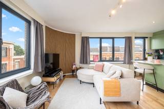 Op zoek naar een lichtrijk appartement met een ruime indeling, volledig gerenoveerd met kwaliteitsvolle materialen en mooi onderhouden? Dan is dit pareltje een buitenkans!
De Florent Geversstraat 54 geniet van een uiterst centrale ligging in het hart van Edegem, op wandelafstand van het gezellige centrum met zijn winkels, horecazaken, scholen en dagelijkse voorzieningen. 

Het appartement bevindt zich op de tweede verdieping van een verzorgd, kleinschalig gebouw en verwelkomt u in de gezellige leefruimte boordevol natuurlijk licht. De open leefkeuken vormt één geheel met de leefruimte en werd volledig vernieuwd in 2021. Verder beschikt het appartement over een ruime slaapkamer en een stijlvolle badkamer. 
Dit appartement heeft een goede epc-score van 276 kWh/m²jaar. De PVC-ramen beschikken over dubbele beglazing en verwarmen doet u op centrale verwarming op aardgas met een individuele condensatieketel van Bulex. Het dak werd vernieuwd en geïsoleerd conform de geldende normen, en ook de elektrische installatie werd gekeurd en is volledig conform tot 2046. Het gebouw beschikt over aparte meters voor gas, elektriciteit en water (via tussenmeter). De maandelijkse kosten bedragen €50 en omvatten de blokpolis en de elektriciteit van de gemene delen.

Koopt u als enige en eerste woning? Dan geniet u van het verlaagde tarief van 2% verkooprechten.
Bent u reeds eigenaar? Verkoop uw eerste eigendom binnen de 2 jaar en profiteer alsnog van deze gunstmaatregel.

Voor meer informatie of een gratis waardebepaling van uw vastgoed kan u een aanvraag invullen op onze website of even bellen op het nr. 03/345.88.99.