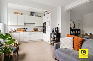<p><span>appartement de 3 chambres à coucher à Berchem</span></p><p><span>Cet appartement bénéficie d'un excellent emplacement à Berchem, à distance de marche des transports publics, des magasins locaux, des supermarchés et des écoles. De plus, il y a plusieurs parcs dans le quartier et une accessibilité facile est garantie par les différentes routes d'accès. L'appartement est situé au 2ème étage sans ascenseur. </span></p><p><span> </span></p><p><span>L'appartement moderne avec beaucoup de lumière a la disposition suivante :</span></p><p><span>Hall d'entrée :</span></p><p><span>Vous entrez dans l'appartement par le hall d'entrée carrelé qui dispose d'une toilette séparée.</span></p><p><span> </span></p><p><span>Espace de vie & cuisine :</span></p><p><span>En outre, vous avez l'espace de vie sur le carrelage beige qui continue dans tout l'appartement. Le salon bénéficie d'une grande luminosité grâce aux grandes fenêtres de la façade avant. La nouvelle cuisine moderne est équipée d'une plaque de cuisson à induction, d'un réfrigérateur, d'un congélateur, d'un micro-ondes, d'un four, d'un lave-vaisselle et d'un évier. Tous les appareils électroménagers proviennent de marques de qualité.</span></p><p><span> </span></p><p><span>Salle de bains & chambres :</span></p><p><span>La salle de bain compacte sera équipée d'une douche, d'un meuble sous vasque et d'un branchement pour la machine à laver. En outre, l'appartement dispose de 2 chambres à coucher de taille normale avec la possibilité d'une troisième chambre ou d'être utilisée comme dressing/stockage/bureau (7, 9,5 et 15 m²). </span></p><p><span> </span></p><p><span>Sous-sol et place de parking :</span></p><p><span>L'appartement dispose également d'une cave privée - et d'un local à vélos. </span></p><p><span> </span></p><p><span>Loyer & charges :</span></p><p><span>Loyer : € 985 /mois + Charges : € 5 /mois (éclairage couloir) Toutes les charges sont individuelles. </span></p><p><span> </span></p><p><span> Disponible : 01/05/2025</span></p><p><span> </span></p><p><span>Atouts supplémentaires : </span></p><ul><li><span>Excellent mobiscore 9.4/10</span></li><li><span>Double vitrage partout</span></li><li><span>Très central </span></li><li><span>Entièrement rénové </span></li></ul><p><span> </span></p>