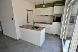 Nieuwbouwwoning in centrum Broechem met 3 slaapkamers !<br /><br />Indeling : Inkomhal , apart toilet , woonkamer met open keuken , berging .<br />Verdiep : Nachthal , 3 slaapkamers , badkamer , apart toilet , wasplaats .<br /><br />Carport + extra open staanplaats inbegrepen ! <br /><br />Deze woning voorzien van vloerverwarming met warmtepomp , zonnepanelen , ventilatiesysteem .<br /><br />Snel beschikbaar ! <br /><br /><br />Maak een afspraak om deze woning te bezoeken . <br /><br />