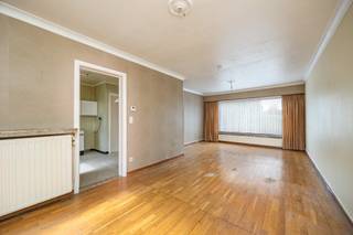 <p><span>Uitstekend gelegen renovatiewoning met 3 slaapkamers nabij de dorpskern van Sint-Gillis-Waas</span></p><p><span> </span></p><p><span>Dit betreft een halfopen bebouwing met 3 slaapkamers, garage en een gezellig tuintje gelegen op een schitterende woonlocatie aan de rand van de dorpskern.<br />De woning is geheel te renoveren doch solide en stevig gebouwd met o.a. reeds vernieuwde CV op aardgas.</span></p><p><span>De rustige kindvriendelijke ligging op wandelafstand van het centrum & de vele mogelijkheden naar renovatie toe zijn slechts enkele van de troeven.</span><span><br /></span><span><br /></span><span>INDELING</span><span><br /><br /></span></p><p><span>Gelijkvloers:</span></p><p><span>Inkomhal met gastentoilet.<br />Woonkamer met zicht op & toegang tot terras & tuin.<br />Keuken.</span></p><p><span>Ruime garage.</span></p><p><span>Gezellig tuintje met achteruitweg.</span></p><p><span> </span></p><p><span>1e verdieping:</span></p><p><span>3 slaapkamers.<br />Badkamer met ligbad, lavabo en toilet.</span></p><p><span> </span></p><p><span>Zolder:</span></p><p><span>Ruime zolder met enorm potentieel naar extra kamer(s) toe.</span><span><br /><br /></span></p><p><span>EXTRA</span><span><br />Bouwjaar 1972. </span></p><p><span>Uitstekend gelegen in een verkeersluwe vertakking van de Pompstraat richting Dam/Tweehagen.</span></p><p><span>Op wandelafstand van school, speelpleintje(s) en centrum.</span></p><p><span>Solide gebouw zonder bouwtechnische gebreken.</span></p><p><span>Grotendeels PVC ramen met dubbele beglazing.</span></p><p><span>Rolluiken aanwezig.</span></p><p><span>CV op aardgas via recent vernieuwde HR condensatieketel.</span></p><p><span>Elektriciteit niet conform.</span></p><p><span>Renovatieplicht van toepassing.</span></p><p><span> </span></p><p><span>EPC: 437kWh/m² - Label E</span></p><p><span>Wg - Vg - Vv - Gvkr - Gmo</span></p><p><span><br /><br /><br /></span></p>