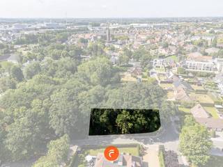 Lot bouwgrond van 1027 m2 op hoekligging. Rustig gelegen en toch vlakbij het centrum. Palend aan domein Hernieuwenburg achteraan. Goede...