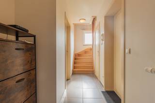 <p><span><strong>Riant en aangenaam wonen in Asse, nabij Brussel</strong></span></p><p><span>Ruimte, licht en een gunstige ligging komen samen in dit uiterst riante duplexappartement in Asse. In een kleinschalige residentie geniet je hier van een aangenaam woninggevoel, een tijdloze afwerking en comfortabele binnen- en buitenruimtes.</span></p><p><span>Op de eerste verdieping verwelkomt de inkomhal je met een afzonderlijk gastentoilet. De ruime, lichtrijke woonkamer biedt alle plaats om gezellig te ontspannen en sluit aan op de ingerichte keuken met klassieke toetsen. De aangename tuinkamer laat je in elk seizoen genieten, terwijl het comfortabele terras uitnodigt tot een ontbijt buiten of een rustig moment aan het einde van de dag.</span></p><p><span>Op de duplexverdieping verbindt de nachthal de royale master bedroom, een tweede slaapkamer en de uitnodigende badkamer met douche en toilet.</span></p><p><span>Ook aan parkeer- en bergruimte ontbreekt het niet. De <strong>private garage</strong> biedt voldoende plaats voor een wagen, fietsen, motoren of extra opslag. Daarnaast zijn er <strong>twee open staanplaatsen</strong> beschikbaar binnen de residentie.</span></p><p><span><strong>Energiezuinig, vrijwel instapklaar en tijdloos afgewerkt:</strong> een aantrekkelijke thuis voor wie ruim wil wonen in een kleine residentie, met Brussel nabij.</span></p><p><span>Ontdek zelf het wooncomfort en de mogelijkheden. Beschikbaar vanaf </span><i><span><strong>1 december 2026.</strong></span></i><span> </span></p><p><span>De huurprijs bedraagt</span><i><span><strong> €1000</strong></span></i><span> per maand appartement +garage + parkeerplaats, aangevuld met € 75 algemene kosten.</span></p><p><span><strong>Contacteer Rented – R‑Vastgoed voor meer informatie of een bezoek.</strong></span></p><p><span>Kom dit ontdekken tijdens ons<strong><u> bezoekmoment </u></strong>op zaterdag 10 oktober van </span><i><span><strong>13u tot 15u00u</strong></span></i><span> enkel op afspraak! </span></p><p><span>Boek uw afspraak online | </span><span>info@rented.be</span><span> | 078 482000 | </span><span>www.r-vastgoed.be</span><span> </span></p>