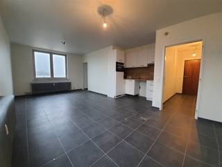 <p><span>Ontdek dit charmante appartement te Herent, ideaal voor starters of jong professionals. Met een bewoonbare oppervlakte van 60m² biedt dit appartement een gezellige leefomgeving.</span></p><p><span> </span></p><p><span>Bij het binnenkomen valt de ruime en lichte woonkamer onmiddellijk op, voorzien van grote ramen die een aangename hoeveelheid natuurlijk licht binnenlaten. De moderne, open keuken is stijlvol afgewerkt en uitgerust met de nodige inbouwapparatuur.</span></p><p><span>De slaapkamer is ruim en uitnodigend en de badkamer is praktisch ingericht met een hedendaagse douche en een lavabomeubel.</span></p><p><span> </span></p><p><span>De bijkomende lasten bestaan uit een provisie voor de algemene kosten van het gebouw, evenals het privatieve verbruik van verwarming en water. </span></p><p><span> </span></p><p><span> </span></p><p><span>Mis deze unieke kans niet en contacteer ons voor een bezoek</span></p>