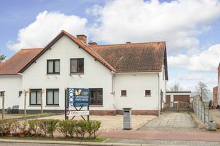 In Tessenderlo-Ham, met een vlotte verbinding naar omliggende gemeenten, bevindt zich deze praktisch gelegen woning, omringd door alle...