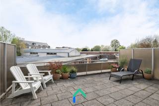 Algemeen <br />Dit gezellige appartement bevindt zich aan Hoefijzer 22 bus 1C in Aalter. De ligging is bijzonder gunstig, op korte afstand van het station van Aalter met vlotte verbindingen naar onder meer Gent, Brugge en Brussel. In de directe omgeving vind je bovendien diverse winkels, supermarkten en horecazaken, wat het dagelijkse leven extra comfortabel maakt.<br /><br />Indeling <br />Je komt binnen in de leefruimte met open keuken. De open keuken sluit naadloos aan op de woonkamer. Het appartement beschikt over één volwaardige slaapkamer. De badkamer is uitgerust met een bad met douchemogelijkheid, lavabo en toilet. Daarnaast is er nog een gemeenschappelijke berging voorzien, wat extra opbergruimte biedt.<br />De grote troef van dit appartement is het ruime zuidgerichte terras, waar je in alle rust kan genieten van de zon . Dit is een absolute meerwaarde voor dit appartement.<br /><br />Varia <br />Dankzij de praktische indeling en het aangename terras is dit appartement ideaal voor wie op zoek is naar een compacte starterswoning of een interessante investering.<br /><br />Troeven<br />* Groot zuidgericht terras<br />* Praktische indeling met open keuken<br />* Ideaal als investering of starterswoning<br /><br />Interesse in dit appartement? Contacteer Loucka vandaag nog voor meer informatie of een bezoek.<br />📞 0469 44 27 57<br />📧 Loucka@gentill.be