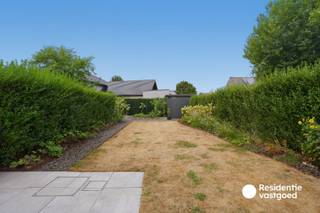 KIJKDAG ZATERDAG 29/8 VAN 10U TOT 12U (inschrijven vooraf via residentievastgoed.be)<br /><br />Recente, energiezuinige woning met 3 slaapkamers en garage in een rustige woonwijk te Keiem. <br /><br />Deze woning uit 2017 is rustig gelegen in een doodlopende wijk en valt vooral op door haar energiezuinigheid. Met een EPC van 80 kWh/m², energielabel A, 15 zonnepanelen en een thuisbatterij van 5 kW is de woning sterk uitgerust op energetisch vlak.<br /><br />Via de inkomhal met apart toilet komt u in de leefruimte met aansluitend de open keuken voorzien van alle elektrische toestellen en opvallend veel kastruimte. Deze volledige ruimte is uitgerust met airco. Het schuifraam heeft vanuit de leefruimte toegang tot het terras en de tuin. Grenzend aan de keuken is er toegang tot de inpandige garage met aansluiting voor wasmachine en droogkast en alle andere voorzieningen.<br /><br />Op de eerste verdieping bevinden zich drie volwaardige slaapkamers, waarvan twee uitgerust met airco; een badkamer met ligbad, douche, dubbele lavabo en toilet. Op deze verdieping zijn alle ruimtes uitgerust met rolluiken. De zolder op de tweede verdieping zorgt daarnaast voor extra opslagmogelijkheden.<br /><br />De vermelde prijs is een richtprijs, elk bod wordt overgemaakt aan de eigenaar die zich het recht voorbehoud het bod al dan niet te aanvaarden.<br /><br />Neem een voorsprong en vraag uw gratis, vrijblijvende waardebepaling aan via: www.residentievastgoed.be/gratisonlineschatten<br /><br />EPC: A-label | Ref.: DI00088