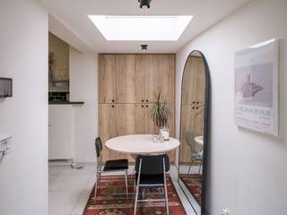 Karaktervolle en authentieke stadswoning in het historisch centrum van Gent.<br /><br />Rustig en centraal gelegen tussen het Baudelopark en de Vrijdagmarkt bevindt deze woning zich in een uitzonderlijk rustig deel van de stad, in de directe nabijheid van alle belangrijke winkelstraten, hogescholen, universiteiten en het openbaar vervoer.<br /><br />Achter de authentieke gevel schuilt een woning waar karakter en hedendaags comfort elkaar ontmoeten. De recente renovaties van 2021 zorgen voor een mooi evenwicht tussen originele elementen en een eigentijdse afwerking.<br /><br />De woning beschikt over twee slaapkamers en een ruime badkamer. Met een bewoonbare oppervlakte van 99 m² is dit de ideale plek voor koppels, studerende kinderen of voor wie op zoek is naar een discrete woning midden in de stad.<br /><br />Inkomhal met gastentoilet, woonkamer en eetplaats met dakraam, die naadloos overgaat in de keuken. Verder is er een kelder voorzien als extra opbergruimte. Op de eerste verdieping vindt u de eerste slaapkamer en een badkamer met tweede toilet, douche/bad en wastafel.<br /><br />Op de tweede verdieping bevindt zich een polyvalente kamer die kan dienen als slaapkamer, bureau of hobbykamer, of een combinatie van de drie. Extra maatwerkkasten zijn hier eveneens reeds voorzien.<br /><br />Hoge plafonds, slimme maatwerkoplossingen en een doordachte indeling zorgen voor een optimaal gebruik van elke vierkante meter. Ondanks het compacte karakter straalt de woning een uniek gevoel van ruimte en charme uit.<br /><br />Originele houten structuren, de open haard en zorgvuldig bewaarde details geven de woning haar authentieke uitstraling.<br /><br />Een ideale uitvalsbasis voor wie karaktervol wil wonen op een van de meest rustige en centrale locaties van Gent.