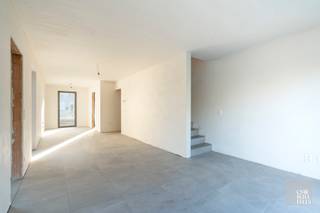 INDELING & AFWERKINGBij het betreden van de woning komt u in de inkomhal, waar een gastentoilet is voorzien.De open keuken met bergruimte biedt een...