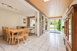 Ligging<br /><br />Deze ruime woning is gelegen aan de Voskenslaan 384 in Gent, op een absolute toplocatie vlakbij het Sint-Pietersstation. Dankzij de centrale ligging zijn openbaar vervoer, winkels, scholen en het centrum van Gent vlot bereikbaar. Een bijzonder interessante locatie voor zowel eigen bewoning als verhuur.<br /><br />Indeling<br /><br />De woning beschikt over een totale oppervlakte van maar liefst 231 m² en biedt dankzij de ruime indeling enorm veel potentieel. Momenteel wordt het pand verhuurd via co-housing, waardoor de koper onmiddellijk kan genieten van een bestaande opbrengst. De huidige invulling kan uiteraard verdergezet worden, maar de woning leent zich eveneens uitstekend tot een ruime gezinswoning.<br /><br />Een absolute troef op deze locatie is de inpandige garage, aangevuld met een aangename tuin waar u in alle rust kunt genieten van de buitenruimte.<br /><br />Technisch beschikt de woning over verschillende belangrijke troeven. Er werden zonnepanelen geplaatst, de achtergevel werd geïsoleerd en de elektriciteit is conform. Bovendien beschikt de woning over een gunstig EPC B.<br /><br />Troeven<br /><br />Absolute topligging nabij Sint-Pietersstation<br />231 m² ruime woning<br />Momenteel verhuurd via co-housing met directe opbrengst<br />Ook geschikt als ruime gezinswoning<br />Inpandige garage<br />Aangename tuin<br />Zonnepanelen aanwezig<br />Achtergevel geïsoleerd<br />Elektriciteit conform<br />EPC B<br /><br />Een veelzijdige eigendom met een combinatie van ruimte, technische troeven en een uitstekende ligging. Interessant voor wie op zoek is naar een ruime gezinswoning, maar ook voor wie meteen een verhuurde opbrengsteigendom wenst aan te kopen.
