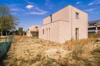 Deze nieuwbouwwoning in afwerkingsfase met moderne architectuur is gelegen in een rustige omgeving nabij het dorp van Sleidinge. Het perceel...