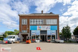 Verkoop op aandelen - geen registratierechten verschuldigd!Op een commerciële toplocatie aan de Bergensesteenweg, tussen Lot en Sint-Pieters-Leeuw,...