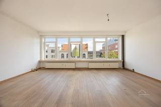 <p><span>Ruim appartement met 3 slpk en 2 terrassen op toplocatie!</span></p><p><span>Centraal gelegen op wandelafstand van winkels, scholen horeca en openbaar vervoer, met een uitstekende verbinding en drie grote parken om de hoek.</span></p><p><span> </span></p><p><span>Welkom in dit prachtig appartement van </span><span>132m²</span><span> (cfr. EPC) gelegen op de</span><span> 5de verdieping</span><span> van een goed onderhouden gebouw. </span></p><p><span>Bij het betreden van de </span><span>inkomhal</span><span> krijgen we meteen toegang tot alle ruimtes. De </span><span>ruime leefruimte</span><span> geniet van </span><span>veel lichtinval</span><span> dankzij de grote raampartijen en geeft een aangenaam open gevoel.</span></p><p><span>Aansluitend bevindt zich de </span><span>moderne</span><span> </span><span>keuken</span><span> dewelke </span><span>volledig geïnstalleerd </span><span>is en toegang geeft tot het </span><span>eerste terras</span><span>. </span></p><p><span> </span></p><p><span>Het appartement beschikt over</span><span> 3 slaapkamers</span><span> waarbij de grootste kamer ons toegang geeft tot het </span><span>tweede terras. </span></p><p><span>Aan de grote slaapkamer is er een </span><span>dressing</span><span> voorzien met een</span><span> aansluiting voor wasmachine</span><span>.</span></p><p><span> </span></p><p><span>De</span><span> badkamer</span><span> is voorzien van een douche in ligbad en een dubbele wastafel. </span></p><p><span>Tenslotte is er een</span><span> apart toilet</span><span> aanwezig.</span></p><p><span> </span></p><p><span>Troeven:</span></p><p><span> </span></p><ul><li><span>Ruim en lichtrijk</span></li><li><span>EPC B</span></li><li><span>3 slaapkamers</span></li><li><span>2 terrassen</span></li><li><span>Instapklaar</span></li></ul><p><span> </span></p><p><span>Vrijblijvend advies met gratis schatting van uw eigendom? Neem gerust contact met ons op! </span></p><p><span> </span></p><p><span>Jessica Wojcik</span></p><p><span><span>Jessica@homeforyou.be</span></span></p><p><span>+32 488 24 97 20</span></p><p><span>7/7 bereikbaar</span></p><p><span> </span></p><p><span> </span></p>