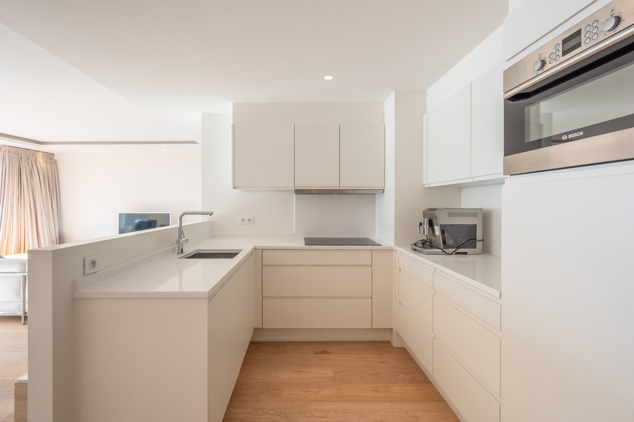 Hedendaags appartement genietend van een open zicht, centraal gelegen op de Kustlaan in het Zoute. - foto 5