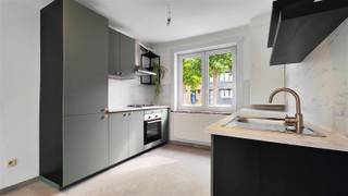 In deze groene, boomrijke straat met een leuk speelplein op het einde, bieden we deze van kop tot teen vernieuwde, knusse woning mét tuin aan...