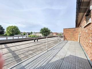 Op het rustige Kerkplein van Waregem - Beveren-Leie treffen we dit gezellig duplex-appartement op de 1e en 2e verdieping.De eigendom omvat inkom met...
