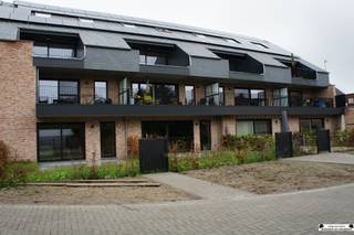 <p><span>Duplex new construction apartment of 115 m² on the 2nd and 3rd floor with 2 bedrooms.</span><span> </span></p><p><span>Communal entrance hall. </span></p><p><span>The apartment itself: <br />2nd</span><span>floor</span><span>: <br />Entrance hall of 3 m² with separate toilet. <br />Living room of 43.5 m². <br />Installed kitchen of 10.5 m². #Storage room of 4 m². </span></p><p><span>Terrace of 15 m². </span></p><p><span>3rd floor</span><span>: <br />Hall of 3,5 m² with separate toilet. #Bathroom of 8 m². <br />2 bedrooms of 11 m² and 9,5 m² respectively.</span></p><p><span>SPECIAL FEATURES: <br />END OF WORK BEFORE NOVEMBER 2025. <br />Free choice of layout for quick decision makers. <br />Bathroom and kitchen to choose. </span></p><p><span>Urban planning information: permit available, subdivision permit, no right of first refusal, no social remedial measure imposed, residential area. </span></p>