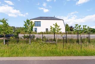 Deze luxueus gerenoveerde villa op een domein van ca. 40.345 m² biedt een unieke combinatie van ruimte, natuur, wellness en hedendaags comfort in een groene en residentiële omgeving in Zoersel. De woning werd grondig gerenoveerd met oog voor kwaliteit en duurzaamheid (E-peil 47) en is voorzien van een warmtepomp, doorgedreven isolatie en hernieuwbare energie.<br /><br />Gelijkvloers:<br />Bij binnenkomst in de inkomhal wordt u verwelkomd door het open zicht op de tuin. Vooraan de woning treffen we het zeer ruime en lichte kantoor met prachtig zicht op de omgeving. De master suite met badkamer en dressing biedt het comfort van slapen op het gelijkvloers. De wellnessruimte met sauna, meerdere jacuzzi 's en ontspanningsruimte maakt van thuis komen een dagelijks vakantiegevoel. Verder is er een praktische wasplaats en een apart gastentoilet.<br />Via de schuiframen kom je tot de verhoogde tuin met hier een af te werken zwembad (of weg te halen door de eigenaar). <br /><br />Eerste verdieping: <br />De ruime en lichtrijke leefruimte in loft-stijl en de open keuken met kookeiland vormen het hart van de woning, ideaal voor familie en gasten. <br /><br />Tweede verdieping:<br />Hier treffen we de 2e slaapkamer en badkamer. Verder biedt deze 2e verdieping een volledig afgewerkte polyvalente ruimte, ideaal als extra slaapkamers, bureau, atelier of hobbyruimte.<br /><br />Kelder:<br />De kelderverdieping is ingericht als fitnessruimte, ontspanningsruimte en TV-hoek, een ruime gekoelde bijkomende bergruimte en een technische ruimte.<br /><br />Buitenleven:<br />Het perceel van ca. 2,9 hectare omvat een prachtige natuurvijver, weiland, een buitenzwembad in aanbouw en stallen die momenteel als fietsatelier worden gebruikt maar eenvoudig kunnen worden ingericht voor paardenliefhebbers. De tuin en omliggende natuur bieden absolute privacy en rust.<br /><br />Bijzonderheden:<br />✅ Verdere afwerking noodzakelijk!<br />✅ Perceel: ca. 29.265 m² met natuurvijver en weiland<br />✅ Bewoonbare oppervlakte: ca. 419 m²<br />✅35 Zonnepanelen<br />✅ E-peil 47 (energiezuinig wonen)<br />✅ Verwarming via warmtepomp en uitstekende isolatie<br />✅ Buiten zwembad in aanbouw<br />✅ Wellnessruimte met sauna<br />✅ Grote kelder met fitness en ontspanning<br />✅ Stallen aanwezig, ideaal voor paardenliefhebbers<br />✅ Rustige, landelijke ligging met vlotte verbinding naar Antwerpen en E34/E313<br /><br />Na de aanleg buiten, het plaatsen van een buitentrap en binnendeuren zal deze woning zo goed als afgewerkt zijn.<br />Deze woning is ideaal voor wie luxe, privacy en natuur wil combineren met het comfort van hedendaags wonen en wellness, perfect voor wie ruimte zoekt voor een actieve levensstijl.