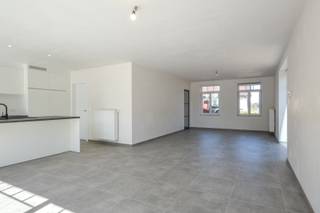 De woning is volledig instapklaar, kwalitatief afgewerkt en voorzien van centrale verwarming op aardgas, hoogrendementsglas en zonnepanelen.<br /><br />Indeling: inkom met apart toilet, ruime leefruimte met veel lichtinval en schuifraam naar de tuin, volledig uitgeruste keuken met AEG-toestellen en aansluitende berging met wasvoorziening en technische installaties. De tuin is volledig omheind en beschikt over een terras en tuinhuis. Regenwater en stadswater zijn beide aangesloten.<br /><br />Op de eerste verdieping: drie slaapkamers, een dressing, apart toilet en een badkamer met inloopdouche, ligbad en enkele lavabo. De zolder is geïsoleerd en uitgerust met ventilatiesysteem, ideaal als extra berging of werkruimte.<br /><br />Huurprijs: €1.150,00 per maand. Ref. OU27744.