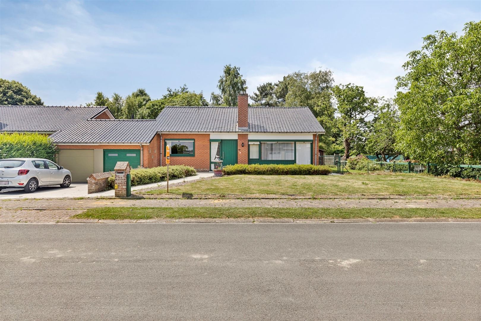 Gelijkvloerse wonen  met zongerichte tuin, te renoveren. - foto 1