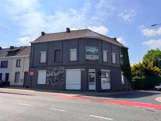 Bent u op zoek naar een woning die meer biedt dan enkel vier muren? Deze karaktervolle en volledig gerenoveerde herenwoning aan de iconische Muur van Geraardsbergen combineert ruimte, charme en een uitzonderlijk potentieel. Met maar liefst 287 m² bewoonbare oppervlakte, 5 slaapkamers, 5 badkamers en een perceel van 1.133 m² biedt deze eigendom tal van mogelijkheden. Erkend door Toerisme Vlaanderen voor 16 slaapplaatsen is het pand op heden functioneel als vakantiewoning. Dankzij de royale volumes en doordachte indeling leent het zich echter ook perfect als ruime gezinswoning, cohousingproject, kangoeroewoning of opbrengsteigendom. De zonnige tuin, veranda, jacuzzi en private parkeerplaats zorgen bovendien voor een aangenaam wooncomfort. De aanwezige inboedel is inbegrepen in de verkoop, waardoor u het pand onmiddellijk kunt betrekken of verder exploiteren. De waarde ervan ligt vast in een inventaris en is te verkrijgen na een bezoek. 

Deze eigendom biedt op het gelijkvloers een gezellige leefruimte met open keuken, eetplaats en zithoek, aangevuld met een veranda en gemeenschappelijke sanitaire voorzieningen. Op de eerste verdieping bevinden zich vier slaapkamers, waarvan drie met een eigen badkamer. De tweede verdieping omvat een vijfde slaapkamer en een extra kamer + privatieve badkamer. De zolder biedt bijkomende opslagmogelijkheden. Verder beschikt het pand over een kelder, een ruime binnenkoer, een afgesloten parking, een boomgaard, een jacuzzi, een tuinhuis en een barbecue.

De woning werd heel streng als niet-asbestveilig benoemd maar in realiteit zijn het makkelijk op te lossen zaken die in se niet meteen schadelijk zijn voor de gezondheid. Slechts 1 materiaal is te verwijderen (schouw), twee andere elementen mogen blijven en dienen zorgvuldig beheerd te worden. Het EPC kan verbeterd worden door de 12cm aanwezige dakisolatie te verdubbelen en een aantal extra lucht-lucht warmtepompen in combinatie met zonnepanelen aan te brengen. Er is wel al HR-glas . De elektriciteit zal conform zijn bij akte.
Gelegen op een unieke locatie in de Vlaamse Ardennen, vlak bij natuur, wandel- en fietsroutes en toch op korte afstand van het centrum van Geraardsbergen, vormt deze eigendom een zeldzame kans voor wie op zoek is naar een woning met karakter én toekomstmogelijkheden. Een pand waar wonen, investeren en ontspannen moeiteloos samenkomen. Vraag een bezoek aan het CasaVista Team op 054412500 en krijg meer info ter plaatse van vastgoedmakelaar Cedric.