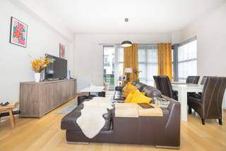 MOLENBEEK SAINT JEAN, à deux pas du Centre, découvrez cet agréable appartement situé au 1er étage d’un immeuble construit en 2012. Offrant ± 92...