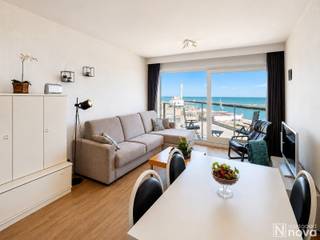 Goed onderhouden studio op toplocatie te Nieuwpoort-Bad.<br /><br />Deze instapklare studio gelegen op de 4e verdieping van residentie Den Oever bevat een inkom met slaaphoek (stapelbed), een badkamer, kleine afgesloten berging, halfopen keuken, leefruimte en terras. Vanop het terras kunt u genieten van het prachtige zicht op de pier en havengeul. <br /><br />Bij de studio hoort een praktische kelderberging.<br /><br />Deze studio is ideaal zowel als tweede verblijf of als investering.<br /><br />Het is mogelijk om een ruime garage aan te kopen in de residentie: vraagprijs 89.000 EUR.<br /><br />Graag een bezoek? bel of mail info@vastgoednova.be of 0469/155 155