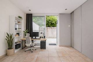<p><span>Ontdek deze instapklare woning, ideaal gelegen aan het sfeervolle park van kasteel Bel Air. </span></p><p><span>Bij binnenkomst via de inkomhal met glazen deur, word je verwelkomd door een gezellige leefruimte met voldoende plaats voor zowel een gezellige zithoek als een eethoek. Aangrenzend vind je de moderne, open keuken met centraal kookeiland. Achter de keuken ligt een multifunctionele ruimte perfect als bureau, speelkamer of extra bergruimte met een schuifraam dat direct toegang geeft tot het zonnige terras en de groene parkzone.</span></p><p><span>Op de gelijkvloerse verdieping bevindt zich bovendien een volledig uitgeruste badkamer met hoekbad, aparte douche, toilet en lavabo. Een trap in de woonkamer brengt je naar de eerste verdieping, waar momenteel twee slaapkamers en een royale dressing zijn ondergebracht. Deze verdieping leent zich eenvoudig voor herindeling naar drie slaapkamers. Voor extra comfort is er ook een tweede toilet aanwezig.</span></p><p><span>Via een vaste trap bereik je de afgewerkte zolderruimte, die dienst kan doen als extra slaapkamer, hobbyruimte of home office, volledig aangepast aan jouw wensen.</span></p><p><span>Kortom: een instapklare, multifunctionele woning met open leefruimtes, intieme buitenruimte én strategische ligging in de opkomende buurt rond kasteel Bel Air. </span></p>