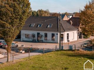 Het gebouw is momenteel verhuurd tegen 1.500€/maand als restaurant met woonst. De huidige huurder heeft een handelshuurovereenkomst en wenst de...