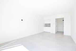 SAINT-GILLES – Ideaal gelegen tussen Châtelain en Place Stéphanie, dicht bij alle winkels en openbaar vervoer. Prachtige, zeer lichte studio van ±30 m². Op de 6e verdieping (met lift), samengesteld als volgt: inkomhal, badkamer, woonkamer met ingerichte keuken, mooi terras op het zuidoosten. Elektrische verwarming. Voorziening voor lasten: 130 € (koud water, warm water, gemeenschappelijke voorzieningen, gemeenschappelijke wasruimte). EPC: D-. Afmetingen ter indicatie.