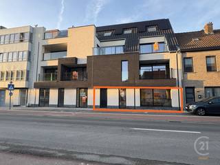 Dit nieuwbouwappartement is gelegen op het gelijkvloers van<strong> residentie Ribera</strong> langs de Oostendelaan te Middelkerke, op slechts 500 meter van het strand, op wandelafstand van het centrum en vlakbij een bushalte.<br /><br />Er is mogelijkheid tot aankoop van een carport op het terrein en de bewoners kunnen gebruikmaken van een ruime gemeenschappelijke fietsenberging.<br /><br />Bij de bouw werd bijzondere aandacht besteed aan energiezuinig en duurzaam wonen, met onder meer:<br />-Uitstekende isolatie<br />-Zonnepanelen<br />-Geothermische warmtepomp (uniek voor meergezinswoningen), die zorgt voor een laag energieverbruik in de winter en een aangenaam verkoelend effect in de zomer<br /><br />Het appartement beschikt over een volledig uitgeruste keuken met koelkast, vaatwasmachine, combi-oven en vitrokeramische kookplaat met dampkap.<br />De badkamer is afgewerkt met kwalitatieve, moderne sanitaire toestellen en een inloopdouche.<br />In de interne berging is er aansluiting voorzien voor een wasmachine en droogkast.<br /><br />👉 Dit appartement is een nieuwbouw en valt in principe onder het btw-stelsel van 21%.<br />👉 Indien u voldoet aan de wettelijke voorwaarden, is het verlaagd btw-tarief van 6% mogelijk<br />👉 De meubels en decoratie op de foto’s zijn <strong>niet</strong> inbegrepen in de verkoopprijs, deze zijn afkomstig van Maison M te Middelkerke.