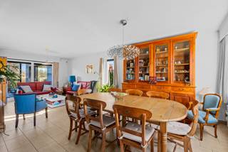 Instapklare gezinswoning in gegeerde wijkBewoonbare opp. van 156m² - 3 slpk'sPerceelopp. van 613m² met weids uitzichtOnmiddellijk beschikbaar...