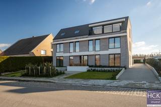 <strong>De ligging</strong><br />Dit <strong>nieuwbouwappartement </strong>is gelegen op het eerste verdiep van 'Residentie Menu', een <strong>gloednieuw opgerichte residentie met strakke architecturale vormen </strong>in hartje Kruishoutem. De <strong>markt van Kruishoutem met diverse winkels</strong> is gelegen op 500 m wandelafstand, het <strong>openbaar vervoer</strong> stopt vlakbij (bushalte Nieuw Plein). Dankzij diverse verbindingswegen bereikt u alle omliggende centra (Deinze, Waregem, Zulte, Oudenaarde...) op nog geen 10 min. rijden, het op- & afrittencomplex van de E17 (afrit 6 Kruishoutem) bereikt u op amper 4 min. rijden waardoor u binnen het halfuur beide centrumsteden Gent/Kortrijk kan bereiken. Kortom, <strong>een locatie met goede bereikbaarheid</strong>!<br /><br /><strong>Het appartement</strong><br />Het appartement zelf is gelegen op het <strong>eerste verdiep </strong>van de residentie en beschikt ondermeer over 2 slaapkamers, een zéér ruime en lichtrijke woonkamer met high-end keuken, terras en carport. Bijkomend beschikt het gebouw over een <strong>gemeenschappelijke fietsenberging </strong>én <strong>gemeenschappelijke vuilnisberging</strong>. Een lift is aanwezig in het gebouw.<br /><br /><strong>De indeling</strong><br />Inkom - afzonderlijk toilet - leefruimte met open keuken - terras - keukenberging - badkamer - <strong>2 slaapkamers</strong>;<br />Tevens beschikt u over een <strong>carport </strong>op gemeenschappelijke parking van het gebouw.<br /><br /><strong>Kenmerken</strong><br />- bruikbare vloeroppervlakte: 83 m²<br /><strong>- lucht-water warmtepomp + vloerverwarming</strong><br />- zonnepanelen<br />-<span> ventilatiesysteem C+</span><br /><span>- EPC: < E20</span><br /><br /><strong><span>Troeven</span></strong><br /><span>- gunstig gelegen appartement!!</span><br /><span>- gloednieuw gebouw in mooie architecturale stijl!!</span><br /><span>- high-end afwerking!!</span><br /><span>- energiezuinig!!</span><br /><br /><span>Beschikbaarheid: onmiddellijk / overeen te komen</span><br /><br /><span>Gemeen. kosten: 65,00 EUR / maand</span><br /><br />Voor meer informatie of een bezoek ter plaatse reageer via het contactformulier of stuur naar info@hckinvest.be
