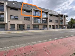 Ce duplex luxueux est idéalement situé à la périphérie du centre de Ninove, au deuxième étage d’une résidence moderne avec ascenseur.En entrant, vous...