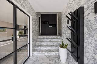 Strak en ruim wonen in een moderne villa met split-levels in De SterreIn de rustige en residentiële wijk De Sterre treffen we deze prachtige en...