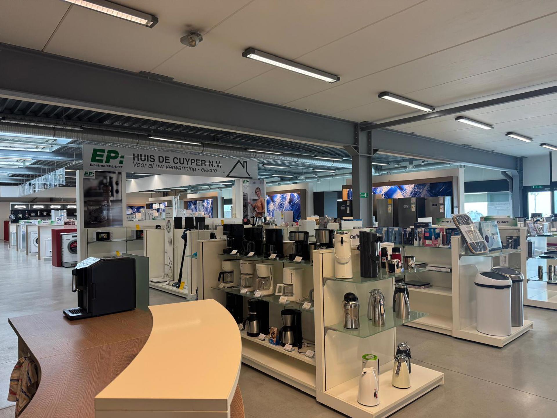Prachtig gebouw bestaande uit magazijn met kantoren/showroom te koop - foto 4