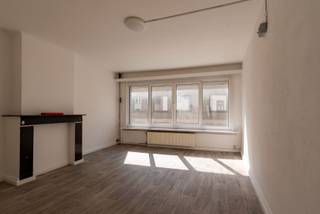 ENKEL VOOR STUDENTEN!<br /><br />Studentenkamer op top locatie!<br />In het midden van de studentenbuurt tussen de campussen van de UA en de Ossemarkt vinden we deze net gerenoveerde studentenkamer.<br /><br />De kamer zelf is gelegen op de tweede verdieping en beschikt over een eigen keuken.<br />De douche en het toilet zijn op de gang en worden gedeeld met drie andere studenten.<br /><br />De maandelijkse lasten zijn 90 euro incl water, verwarming, elektriciteit, afvalverwerking en internet.<br /><br />EPC B<br /><br />ENKEL VOOR STUDENTEN!<br /><br />ENKEL VOOR STUDENTEN!