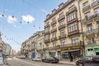 **PRIJS OP AANVRAAG** Dit karaktervolle gebouw, gelegen aan de Antoine Dansaertstraat 152 in het hart van Brussel, biedt een...