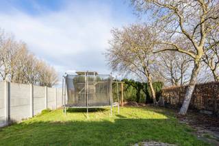 À VENDRE À HOFSTADE/ALOST<br /><br />Bienvenue dans cette maison mitoyenne prête à emménager, située au 26, Kuipersstraat à Hofstade, une commune calme et verdoyante de l'agglomération d'Alost. La maison se trouve à seulement 5 minutes du centre-ville, que ce soit à vélo ou en voiture. L'accès à l'E40 est également facile, à peine 10 minutes, ce qui assure une excellente liaison avec Bruxelles et Gand, entre autres. <br /><br />La maison dispose d'un garage et d'un jardin très spacieux avec une annexe arrière autorisée, ce qui constitue une réelle valeur ajoutée. Celle-ci offre de nombreuses possibilités et peut parfaitement être aménagée en atelier de loisirs, salle de fitness, cabinet de kinésithérapie ou espace de bureau.<br /><br />Le hall d'entrée donne accès à un espace de vie agréable et lumineux. Vous trouverez ensuite une cuisine équipée donnant sur le magnifique jardin, un véritable atout pour ceux qui aiment le calme et la verdure. De plus, la maison dispose au premier étage de 3 chambres à coucher spacieuses et d'une grande salle de bains tout confort. <br />Le terrain a une superficie totale de 595 m². <br />La note PEB de la maison est C, ce qui signifie qu'aucune obligation de rénovation ne s'applique. En bref, cette maison allie espace, tranquillité et accessibilité d'une manière unique. <br /><br />Vous souhaitez découvrir par vous-même tout ce que cette propriété a à offrir ? Contactez Laura au 0468151441 ou envoyez un e-mail à laura.r@cornelis-goeman.be!