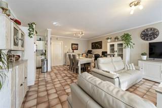 TE KOOP: Gelijkvloers appartement met 2 slaapkamers te Koersel!Dit gelijkvloers appartement met 2 slaapkamers is rustig gelegen in Koersel en bevindt...