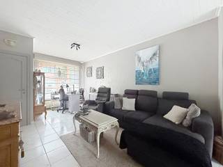 <p><strong><span>Energiezuinige én instapklare woning met 4 SLPK én Tuin!</span></strong><br /><br />Deze <strong>verzorgde gesloten bebouwing</strong> is uitstekend gelegen langs de Immerzeeldreef te Aalst, een straat die werkelijk het beste van twee werelden combineert. Enerzijds geniet u hier van <strong>een groene en rustige omgeving met veel natuur</strong> in de nabijheid, waaronder recreatiegebied en golfdomein De Kluizen. Anderzijds bevindt de woning zich vlakbij de Brusselse Steenweg, een belangrijke verbindingsweg tussen Aalst en Brussel via Erembodegem en Affligem. <strong>Winkels, scholen, openbaar vervoer en andere voorzieningen bevinden zich op wandel- en fietsafstand</strong>, wat deze locatie bijzonder praktisch maakt voor gezinnen en pendelaars.</p>
<p>Bij het betreden van de woning komt u terecht in <strong>een aparte inkomhal </strong>die toegang geeft tot de <strong>ruime en lichtrijke leefruimte</strong>. Deze staat in directe verbinding met de <strong>open, volledig geïnstalleerde keuken</strong>, wat zorgt voor een aangename en open woonbeleving. Achter de keuken bevindt zich <strong>een ruime afgesloten berging</strong>, ideaal als extra stockage- en wasruimte.</p>
<p><strong>De badkamer bevindt zich op het gelijkvloers en is uitgerust met een lavabo, toilet en ligbad.</strong></p>
<p>Via de keuken bereikt u het <strong>mooi aangelegde terras met zicht op de gezellige en onderhoudsvriendelijke tuin</strong>, waar u in alle rust kan genieten van het buitenleven. Achteraan bevindt zich bovendien <strong>een praktische tuinberging</strong>.</p>
<p>Op de eerste verdieping vindt u <strong>een grote slaapkamer</strong>, <strong>een apart ruim toilet met lavabo en meubel </strong>én een extra ruimte die momenteel ingericht is als <strong>stijlvolle inloopdressing</strong>.</p>
<p>De <strong>tweede verdieping, bereikbaar via een vaste trap</strong>, biedt plaats aan nog <strong>twee volwaardige slaapkamers</strong>. Eén van deze kamers doet vandaag dienst als bureau en stockageruimte, maar kan perfect ingericht worden als extra slaapkamer, hobbyruimte of thuiskantoor.</p>
<p><strong>Extra troeven van deze woning zijn zonder twijfel het gunstige EPC, wat wijst op een energiezuinig karakter, én het feit dat de woning asbestveilig is</strong>. Ideaal voor wie op zoek is naar <strong>een instapklare woning op een strategische ligging met comfort</strong>, <strong>ruimte en een aangename tuin.</strong></p>
<p>Interesse? Contacteer ons vandaag nog voor een bezoek en ontdek zelf de charme van deze verrassend ruime stadswoning.<br />Info@kurtimmo.be OF 0476/076993</p>