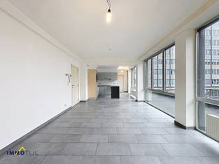 Dit appartement bevindt zich op de eerste verdieping van een gebouw met lift en beschikt over een inkomhal met gastentoilet, een lichtrijke...