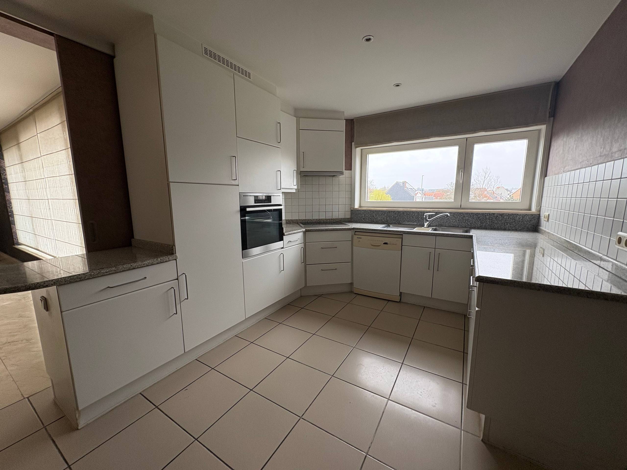 Riant appartement met 3 slaapkamers, 2 badkamers en twee terrassen te huur te Oostende! - foto 2