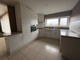 Te huur in Oostende: uitzonderlijk ruim appartement van maar liefst 200 m², ideaal gelegen vlakbij alle dagelijkse voorzieningen en met een bijzonder vlotte verbinding naar de autostrade. <br /><br />Dankzij de centrale ligging bevinden winkels, scholen, openbaar vervoer en andere faciliteiten zich op korte afstand, terwijl u toch geniet van ruimte en comfort in een aangename woonomgeving.<br /><br />Dit lichtrijke appartement onderscheidt zich vooral door zijn gigantische leefruimte, waar u moeiteloos verschillende gezellige zithoeken en een ruime eetplaats kunt creëren. De grote raampartijen zorgen voor een open en aangenaam gevoel doorheen de volledige woonruimte. Aansluitend beschikt het appartement over twee ruime terrassen waar u in alle rust van het buitenleven kunt genieten.<br /><br />De keuken is volledig uitgerust en voorzien van een zeer ruime berging. <br /><br />Verder omvat het appartement drie volwaardige slaapkamers, ideaal voor gezinnen, koppels die extra ruimte wensen of wie graag een bureau of hobbykamer voorziet. <br /><br />Daarnaast zijn er twee comfortabele badkamers aanwezig: één badkamer uitgerust met een ligbad en een tweede badkamer voorzien van een praktische douchecabine.<br /><br />Dit appartement biedt een unieke combinatie van ruimte, comfort en een uitstekende bereikbaarheid, wat het een zeldzame opportuniteit maakt op de huurmarkt in Oostende.<br /><br />Het appartement is onmiddellijk beschikbaar en kan gehuurd worden tot 30/06/2028.<br /><br />De huurprijs bedraagt €1.150 per maand, met daarnaast €100 vaste kosten inclusief waterverbruik.<br /><br />