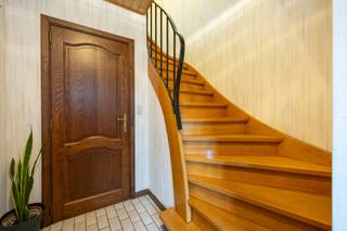 Charmante woning met drie slaapkamers.<br /><br />Ontdek deze gezellige half open bebouwing met verbonden garage, gelegen in een rustige straat in Sint-Jozef.<br />De woning geniet van drie volwaardige slaapkamers en ligt op een perceel van 329 m².<br />Het pand is momenteel verhuurd, wat het ook interessant maakt voor investeerders.<br /><br />Indeling:<br />Gelijkvloers:<br />-Inkomhal met apart toilet<br />-Berging<br />-Keuken<br />-Woonkamer<br />-Eetkamer<br />-Garage met berging<br /><br />Eerste verdieping:<br />-Slaapkamer 1 ( 11 m²)<br />-Slaapkamer 2 ( 14 m²)<br />-Slaapkamer 3 ( 8 m²)<br />-Badkamer<br />-Vlizotrap naar opbergzolder<br /><br />Bijzonderheden:<br />-EPC D: geen renovatieverplichting<br />-Elektrische keuring conform<br />-Momenteel verhuurd<br /><br />Mis deze kans niet en plan een bezoek in!<br />0497 27 14 64<br />camilla@albert.immo