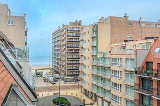 Het appartement is gelegen op de vijfde verdieping van de goed onderhouden residentie Beach Palace, gelegen aan de Leopoldlaan en de Zeedijk...