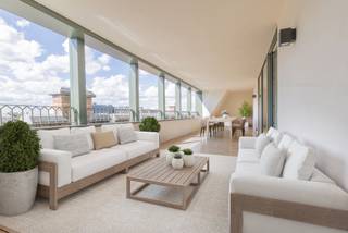 Ontdek wonen op een uitzonderlijke locatie in Gent! De Kazerne, gelegen aan de prestigieuze Charles de Kerckhovelaan, bevindt zich op wandelafstand van het historische centrum, het Citadelpark en het Sint-Pietersstation.<br /><br />Binnen dit unieke project – met o.a. het Nieuwe Provinciehuis, ateliers van het Hoger Instituut voor Schone Kunsten en levendige ontmoetingsruimtes rond het groene Paradeplein – bieden wij nog één ruim en karaktervol penthouse aan.<br /><br />Deze 3-slaapkamer penthouse combineert authenticiteit met modern wooncomfort. Originele elementen werden stijlvol behouden en aangevuld met een hoogwaardige afwerking. Denk aan:<br /><br />Vloerverwarming<br /><br />Volledig uitgeruste keuken met Miele-toestellen<br /><br />Ventilatiesysteem type D<br /><br />Ruime terrassen die zon en rust garanderen<br /><br />Daarnaast beschikt de site over ondergrondse parkeerplaatsen. De penthouse is recent opgeleverd en instapklaar voor onmiddellijke bewoning.<br /><br />Kies voor wonen in een prestigieuze setting waar erfgoed, design en comfort samenkomen. Mis deze kans niet om eigenaar te worden van een exclusief penthouse in één van de meest gegeerde buurten van Gent.<br /><br />Contacteer Anthony voor meer info 0488 14 62 77