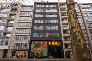 <span><span>Dit gemeubeld appartement op de 5de verdieping ligt op een toplocatie vlak bij het Stadspark van Antwerpen. Het biedt een stijlvolle en comfortabele leefomgeving waarin licht, ruimte en modern design centraal staan. Bij binnenkomst word je verwelkomd in een heldere leefruimte met open keuken, volledig uitgerust en ingericht. Het appartement beschikt over één slaapkamer, ingericht met oog voor comfort. Verder is er een badkamer met douche, wastafel en toilet. de aparte wasruimte zorgt voor extra opbergruimte en praktisch gemak. De maandelijkse provisiekosten bedragen €150, inclusief gas, water en elektriciteit.<br /><br /></span></span>
<p>Gelegen in het hart van Antwerpen, biedt dit prachtige appartement aan de Maria Theresialei 7 een ideale locatie voor wie op zoek is naar comfort, gemak en een centrale ligging. De Maria Theresialei is gelegen in de bruisende wijk rondom het stadspark, bekend om zijn groene omgeving. Dankzij de nabijheid van openbaar vervoer, winkels, restaurants en culturele bezienswaardigheden is dit appartement de perfecte uitvalsbasis voor zowel werk als ontspanning. Het appartement is goed bereikbaar, met tram- en bushaltes op wandelafstand en het Centraal Station op slechts enkele minuten. De iconische Antwerpse Meir, het diamantdistrict en de Antwerpse Zoo liggen eveneens in de buurt. Voor wie houdt van gezellig dineren of het bezoeken van musea, is deze locatie een ideale keuze.</p>