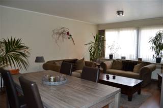 <p><span>Dit goed onderhouden 2 slaapkamer appartement is gelegen in het centrum van Waregem. Het appartement bevindt zich letterlijk op 50 meter van de Kerk en van het park Baron Casier. Bij het verlaten van het appartement ben je in hartje Waregem. Het appartement omvat een inkomhal, een keuken met alle toestellen, een ruime living, badkamer met bad/douche, berging en twee slaapkamers. 720 € huur per maand + 50 € syndic per maand.</span></p>