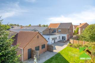 In het landelijke Henis, een rustige deelgemeente van Tongeren, vind je deze verzorgde gezinswoning op een uitzonderlijk ruim perceel van maar liefst 52a 91ca. Naast de praktische indeling van de woning zijn vooral het ruime terras, de twee garages en de prachtige, diepe tuin met verschillende fruitbomen absolute troeven.<br /><br />De woning is als volgt ingedeeld: <br />x inkomhal met vestiairehoek en trap naar kelder en verdieping; <br />x een ruime woonkamer in L-vorm met een gezellige inbouwhaard; <br />x aansluitend de ingerichte keuken met grote terrasramen en mooi zicht op de prachtige tuin; <br />x badkamer met ligbad, dubbele lavabo en toilet.<br /><br />Op de verdieping: <br />x 3 slaapkamers; <br />x aparte kleine ruimte met toilet en lavabo; <br />x vaste trap naar de zolder.<br /><br />De zolder is momenteel niet ingericht en beschikt over een betonnen vloer en onderdak. Dankzij de vaste trap biedt deze ruimte interessante mogelijkheden voor verdere inrichting.<br />De woning heeft deels kelder met praktische bergruimte.<br /><br />Buiten geniet je van een ruim terras dat overgaat in de bijzonder diepe en verzorgde tuin. Een combinatie van gazon, beplanting en verschillende fruitbomen zorgt voor een aangename, groene omgeving met veel ruimte en privacy.<br /><br />Achter de woning bevindt zich een bijgebouw met bergruimte en de cv-installatie; verder een vrijstaand gebouw met 2 ruime garages en bergruimte.<br /><br />De woning is gelegen in woongebied met landelijk karakter, het achterste gedeelte van de tuin is gelegen in agrarisch gebied.<br /><br />Een interessante gezinswoning voor wie rustig en landelijk wil wonen en vooral op zoek is naar veel buitenruimte, een prachtige tuin en ruime bijgebouwen, op korte afstand van Tongeren.<br /><br />INTERESSE? Maak dan telefonisch een afspraak voor bezichtiging op het nummer 012 23 00 23 of mail uw vragen aan roland@immo-leroi.be.